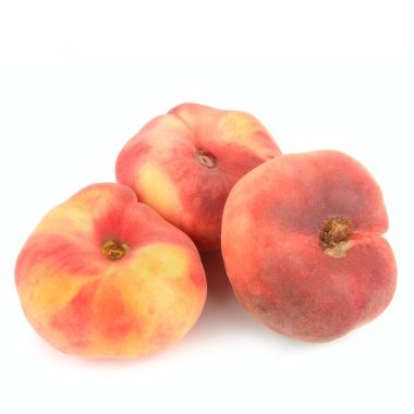 Temiz beyaz bir arkaplanda üç şeftali var. Bu resim, yiyecekler ve sağlıkla ilgili projeler için mükemmel olan meyvelerin eşsiz şeklini ve canlı renklerini vurgular..