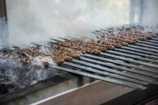 Adana kebabı ızgarada kızartılmış, yakın plan, Adana festivalinin tadı