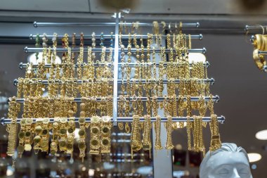 Altın bilezikler bir rafta, kuyumcunun vitrininde, açık hava fotoğrafçılığında.