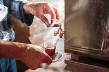 Geleneksel sıcak Türk çayı ve dumanlı bir adam, yaklaşın.