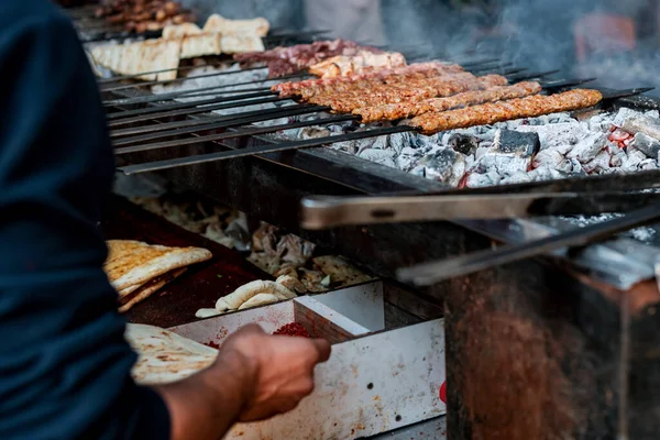 Geleneksel kebap barbeküde ızgara yapıyor, kapat, detaylar.