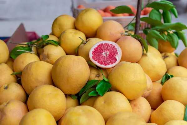 Органический Грейпфрут Открытом Рынке Крупным Планом — стоковое фото