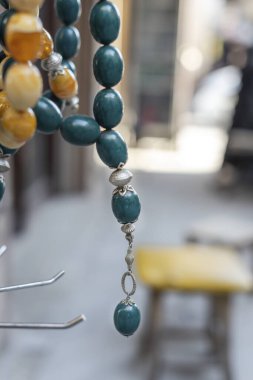 Eski bir sokak dükkanında yeşil ve sarı boncuklar, kapatın.