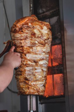 Geleneksel Türk tavuğu dner restoranda, yakın plan