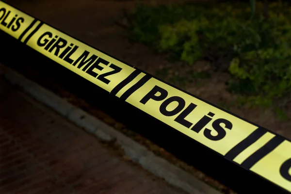 Türkiye 'nin Adana ilçesindeki bir parkta gece yarısı sarı ve siyah renkli Türkçe' giriş yasak 'afişi .05.19.2023