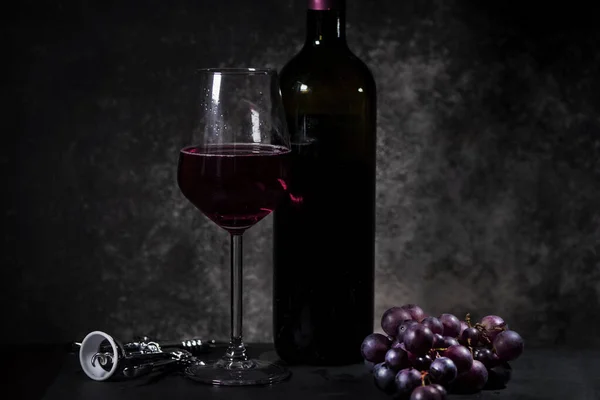 Ένα Ποτήρι Κόκκινο Κρασί Μπουκάλι Κρασί Και Φρούτα Σταφυλιού Ξύλινο — Φωτογραφία Αρχείου