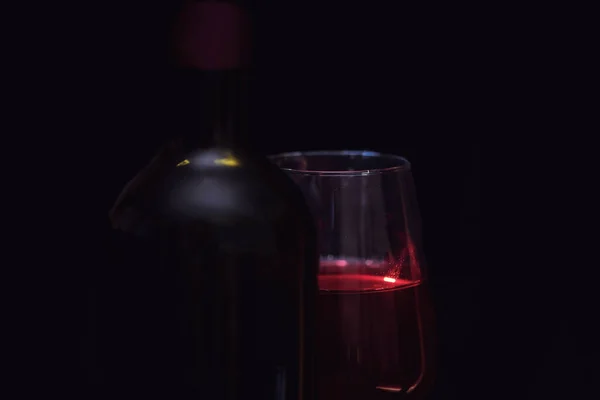 Glass Red Wine Black Bottle Black Background Close Macro Photography — Stock Photo, Image