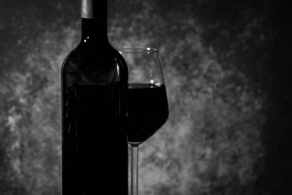Ένα Ποτήρι Κόκκινο Κρασί Και Ένα Μαύρο Μπουκάλι Κρασί Ξύλινο — Φωτογραφία Αρχείου