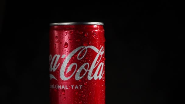 Холодный Напиток Coca Cola Черном Фоне Крупным Планом Изолированный Видео07 — стоковое видео