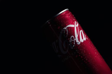 Siyah arkaplanda Coca Cola içiliyor, ayrıntılar, kapanış, başyazı 07.28.2023
