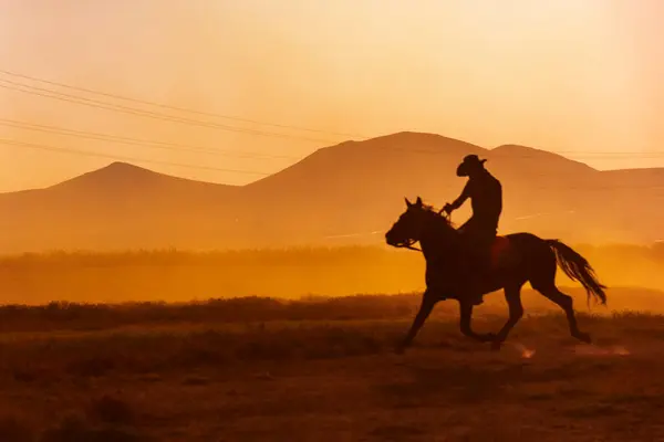 Cowboy Rider Ild Häst Ett Dammigt Fält Utomhus Fotografering Stockfoto