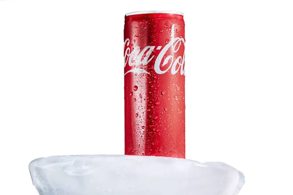 Coca Cola Ital Egy Jégkocka Fehér Alapon Közelről Makro Fotózás — Stock Fotó