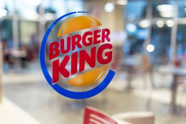 Türkiye 'nin Adana kentindeki bir restoranın vitrininde Burger King logosu, 10.02.2023' e yakın.