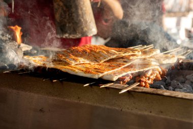 Geleneksel Adana kebabı, ekmek ve ekmek festivalinde, yakın çekim.
