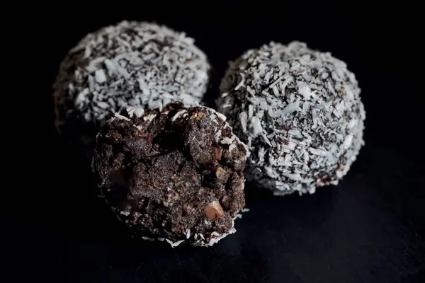 Tahta Levhada Hindistan Cevizli Lezzetli Çikolata Topları Yakın Çekim Makro - Stok İmaj