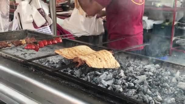 在阿达纳食品节 传统的阿达纳烤面包被烤在橙色火焰和烟熏的Bbq上 2023 — 图库视频影像