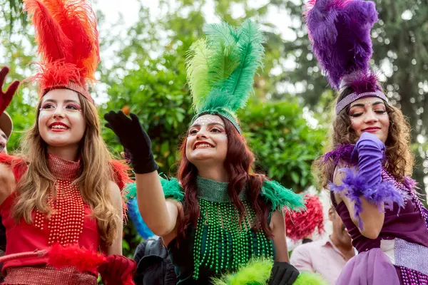 Gökkuşağı kızları, Türkiye 'nin Adana kentinde düzenlenen geleneksel Portakal Çiçeği Festivali' nde halkı selamlıyor. 04.20.2024