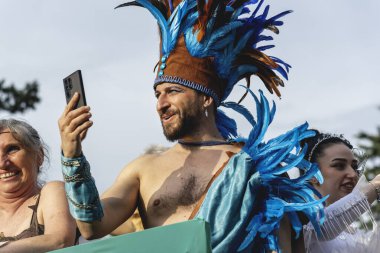 Garip bir kostümcü, Adana 'da düzenlenen geleneksel Portakal Çiçeği Festivali' nde selfie çekiyor. 04.20.2024