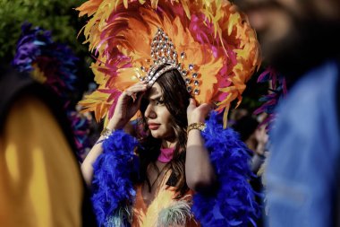 Türkiye 'nin Adana kentinde düzenlenen geleneksel Portakal Çiçeği Festivali' nde güzel bir dansçı kız. 04.20.2024