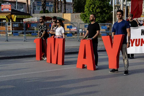 Eylemciler 1 Mayıs 'ta Türkiye' nin Adana kentinde 05.01.2024 tarihli '1 Mayıs' mektuplarını taşıyorlar.