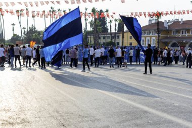 Türk futbol taraftarları 1 Mayıs 'ta Türkiye' nin Adana kentinde bayraklı İşçi Bayramı 'nda 05.01.2024