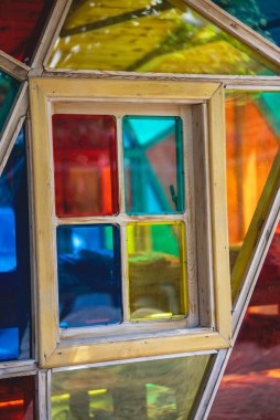Mozaik renkli pencere çerçevesi ayrıntıları bir köyde, kapatın