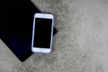 Sağlam ahşap bir arkaplanda iletişim ekipmanları, ayrıntılar, makro fotoğrafçılık