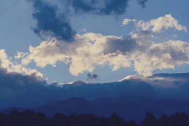 Dağların üzerinde pamuk bulutları kırsal, manzara, açık hava fotoğrafçılığı.