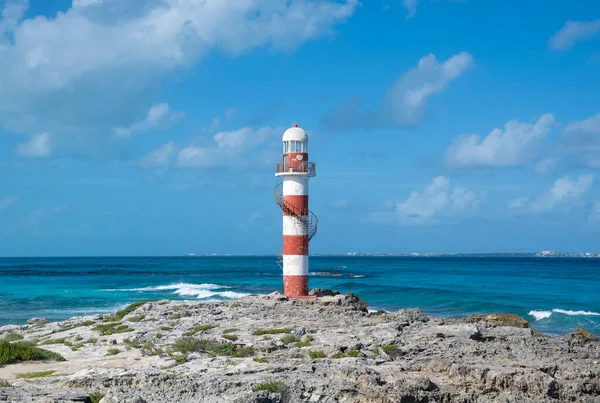 Piros Fehér Csíkos Punta Cancun Világítótorony Sziklás Pont Végén Isla — Stock Fotó