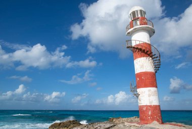 Cancun, Meksika 'daki Punta Cancun deniz fenerinde kırık merdiven spiralleri.