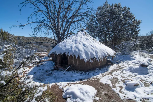 Приют Выживания Грязи Adobe Укрылся Снегом Зимнего Шторма — стоковое фото