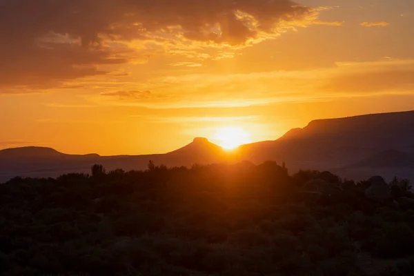 Arizona Dağlarının Tipik Manzarası Üzerinde Altın Yaz Gündoğumu — Stok fotoğraf