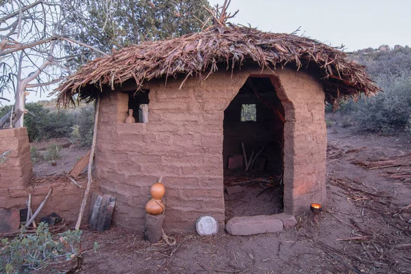 Kleine Hütte Aus Lehmziegeln Und Reetgedecktem Rindendach — Stockfoto