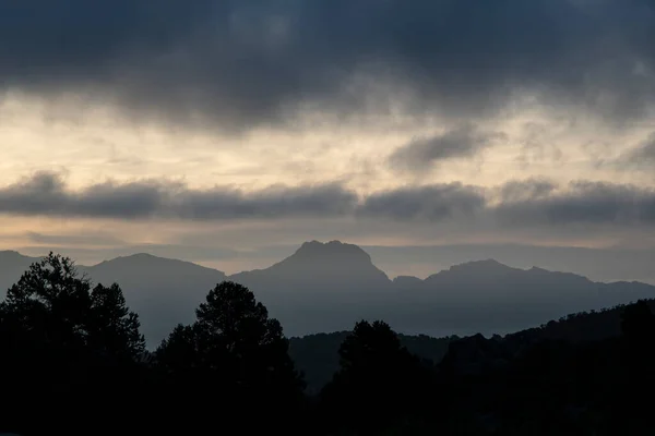 Silhouette Del Paesaggio Montano Desertico Con Nuvole Grigie Alla Deriva — Foto Stock