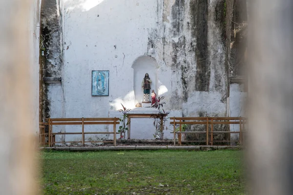 Interior Vazio Com Altar Santos Igreja Católica Fortemente Danificada Sem — Fotografia de Stock