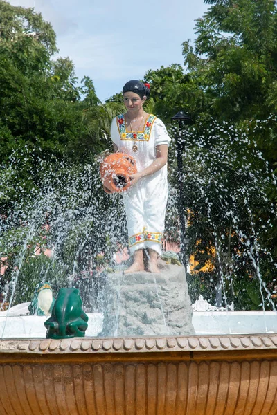Vrouwelijk Standbeeld Fontein Bij Park Valladolid Yucatan Mexico Rechtenvrije Stockfoto's