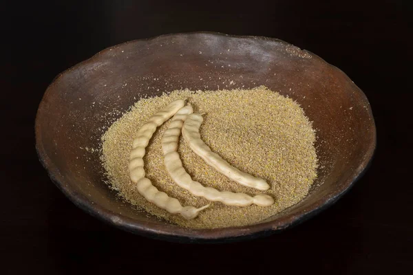 Trois Gousses Miel Mesquite Farine Dans Une Assiette Céramique Rustique Photo De Stock