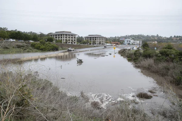 2024年1月22日2024年1月22日 美国加利福尼亚州海洋边的El Camino真立交桥下的高速公路被一场在该地区降下超过3英寸雨水的厄尔尼诺冬季风暴严重淹没 图库图片