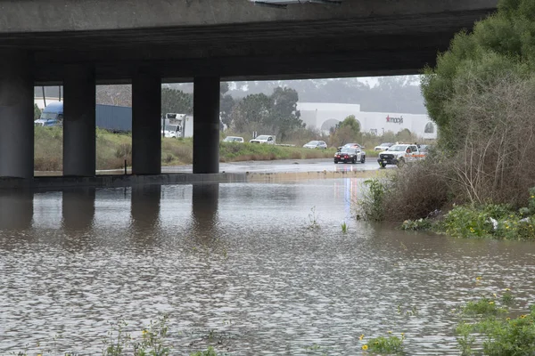 2024年1月22日2024年1月22日 美国加利福尼亚州海洋边的El Camino真立交桥下的高速公路被一场在该地区降下超过3英寸雨水的厄尔尼诺冬季风暴严重淹没 免版税图库照片