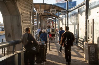 TIJUANA, MEXICO - 10 Nisan 2024: Uluslararası gezginler nispeten düşük trafiğin yaşandığı bir günde San Ysidro Limanı 'ndan Tijuana' dan ABD 'ye geçmek üzere yayaya girdiler