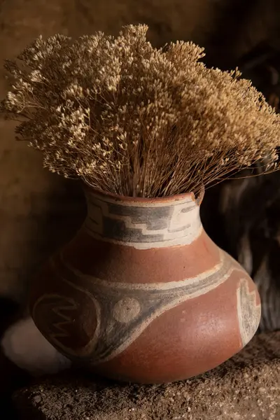 Beautiful Decorated Clay Pot Replicating Native Soutwest Design Dry Flowers Jogdíjmentes Stock Fotók