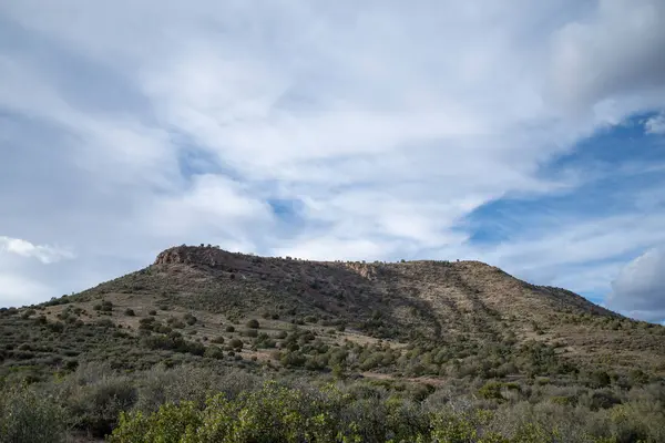 Arizona Bahar Öğleden Sonra Bulutların Altında Yeşil Yamaçlı Engebeli Düz Telifsiz Stok Fotoğraflar