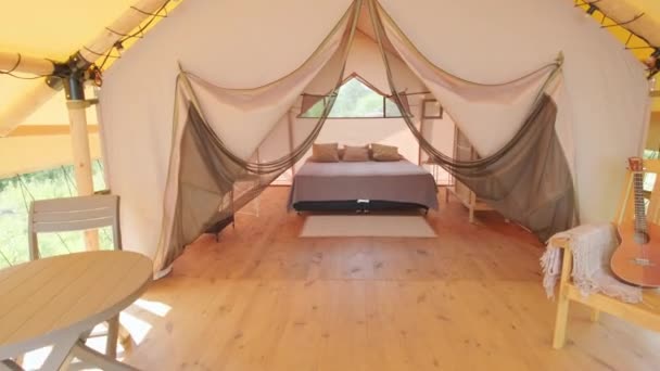 Dollying Classy Terrace Bedroom Bed Chairs Glamping Summer Day — Vídeo de Stock