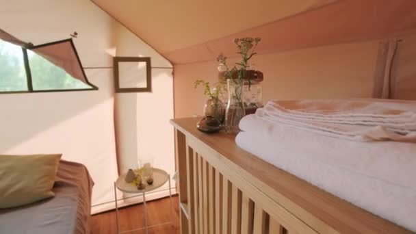 Tracking Out View Bedroom Bed Shelves Fresh Towels Decorations Glamping — Vídeo de Stock