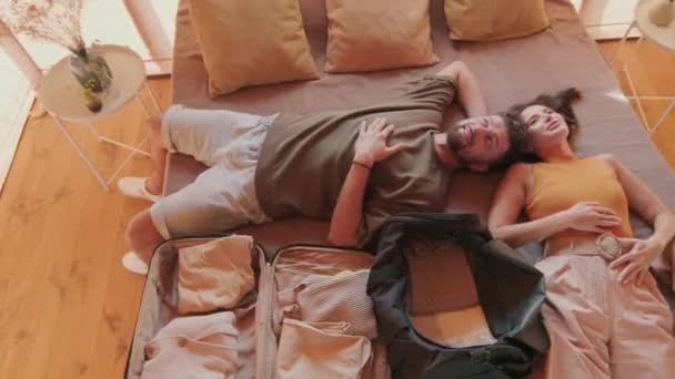 Вид Зверху Щасливу Молоду Біраокулярну Жінку Чоловіка Лежить Серед Валіз — стокове відео