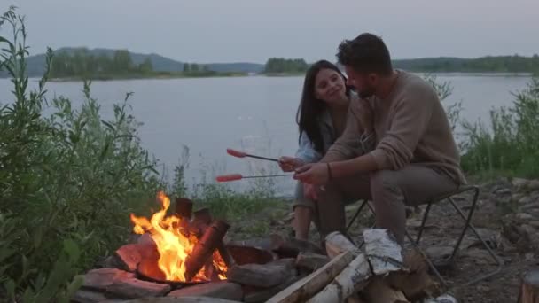 夏の夜にはたき火でソーセージを焼く 抱擁と笑顔 — ストック動画