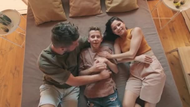 Top View Happy Family Lying Bed Hotel Young Parents Starting — Wideo stockowe