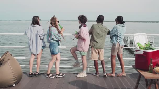 Спина Яти Багатоетнічних Дівчат Хлопців Стоять Краю Пірсу Озері Ють — стокове відео