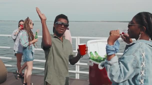 Середина Афроамериканського Хлопця Дівчинки Сонцезахисних Окулярах Стоять Пірсі Озері Спекотний — стокове відео