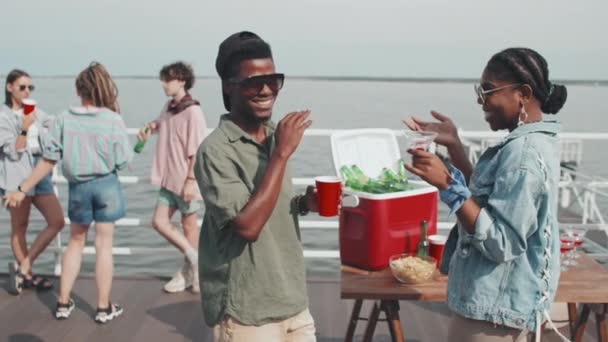 Середній Вигляд Молодого Афроамериканського Подружжя Сонцезахисних Окулярах Стоїть Пірсі Озері — стокове відео